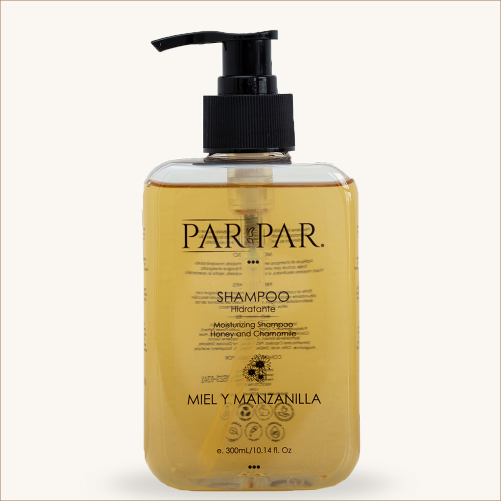 Shampoo hidratante Miel y Manzanilla 300mL PARPAR Tipo de envase: PET Biodegradable x 1 El Shampoo PARPAR de Miel y Manzanilla hidratante está formulado para limpiar suavemente el cuero cabelludo mientras hidrata y suaviza el pelo seco desde la raíz hasta las puntas. Ideal para quienes b